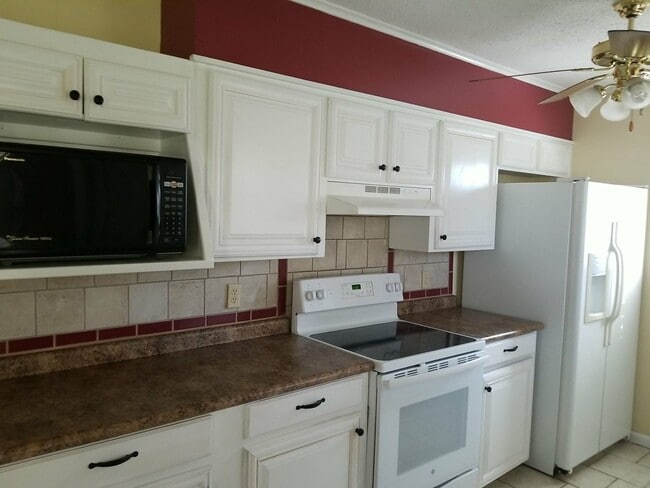 Building Photo - 918 Villa Ln