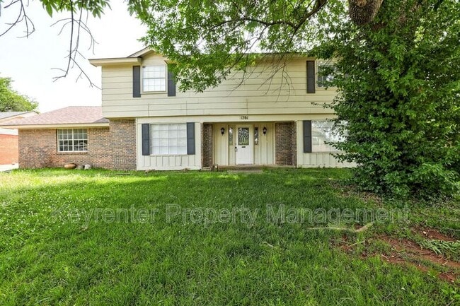 Building Photo - 1701 Oakhurst Ave