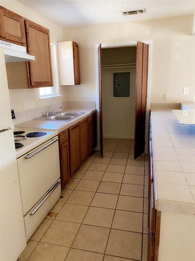 Building Photo - 110 Shannon Unit A Cir