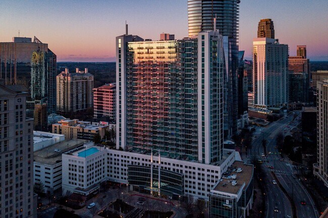 Building Photo - Spacious 1 Bedroom Condo in Heart of Buckh...