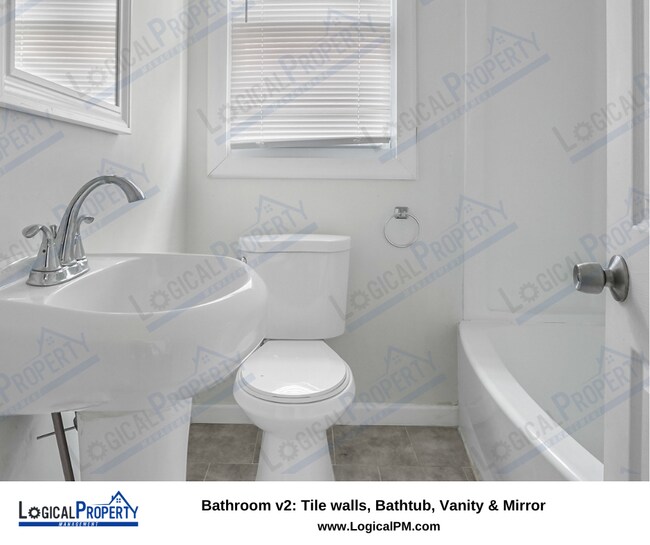 Building Photo - 2 Bed/ 1 Bath Triplex w/ Stove, Fridge, Mi...