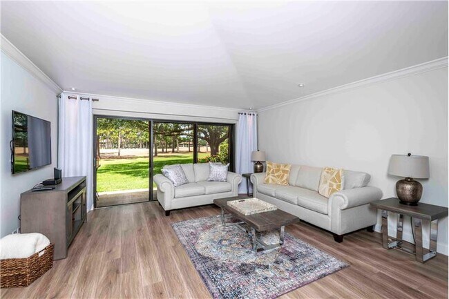 Building Photo - 517 Club Dr