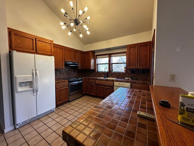 Building Photo - Spacious 4 bedroom, 3 bathroom home