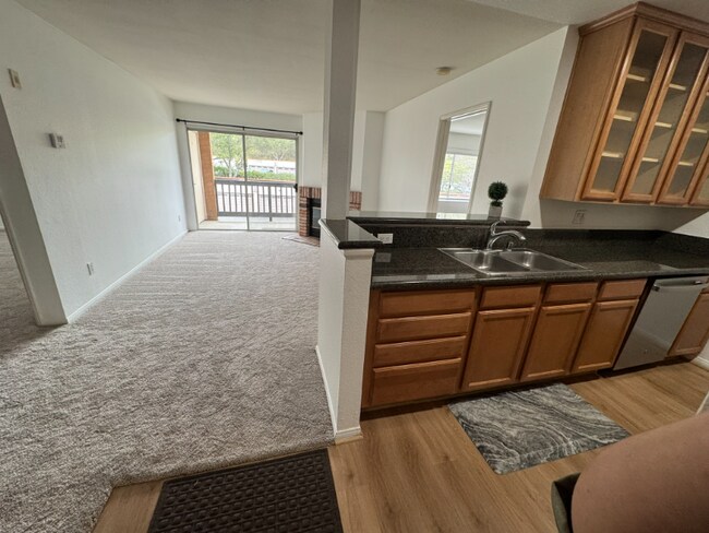 Foto del edificio - 7180 Shoreline Dr