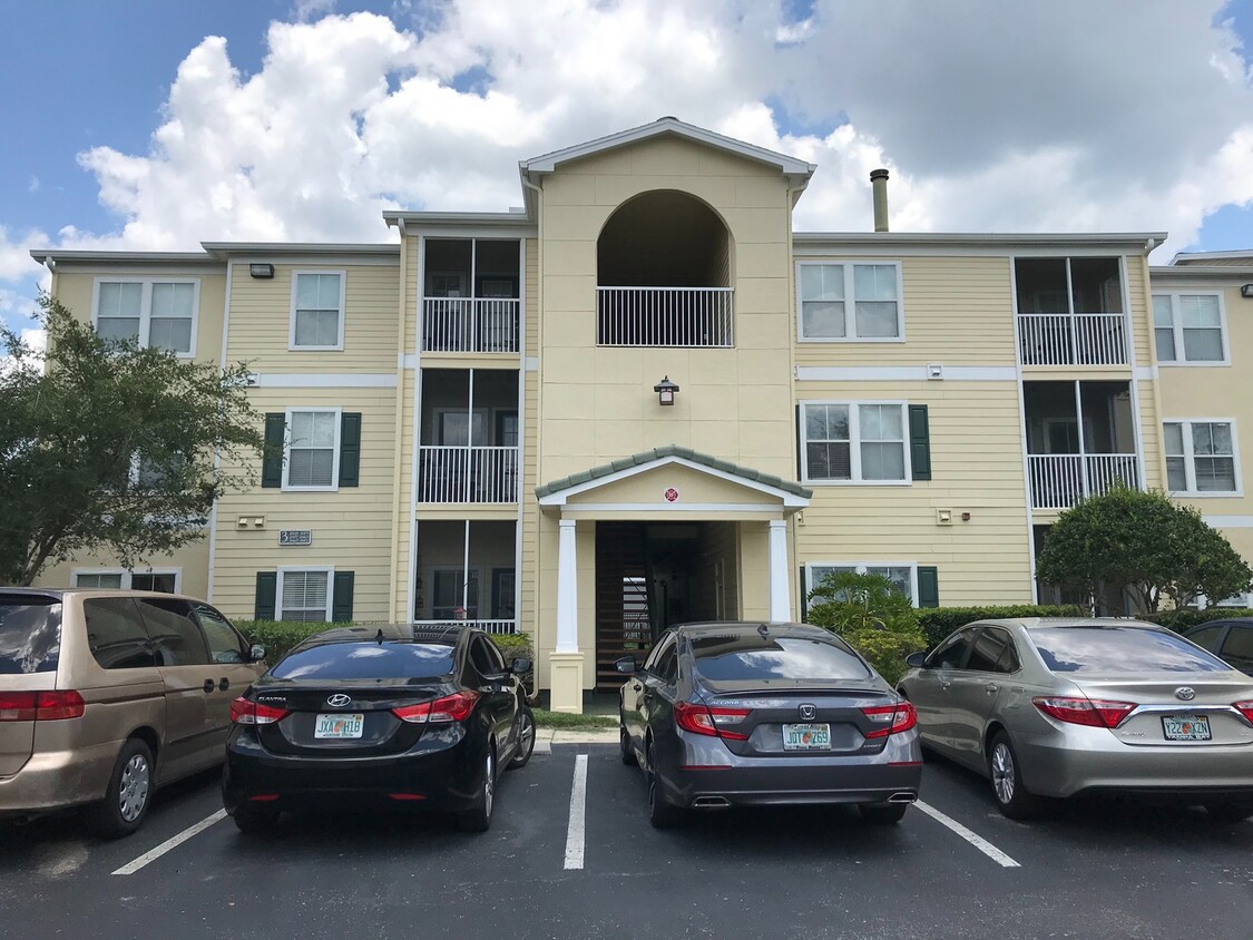 Foto principal - Come see this 2 bedroom, 2 bath, first-flo...