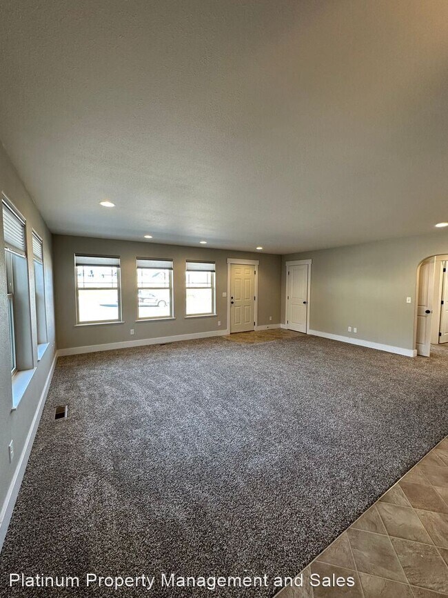 Building Photo - 3 br, 2 bath House - 1034 Crest Loop