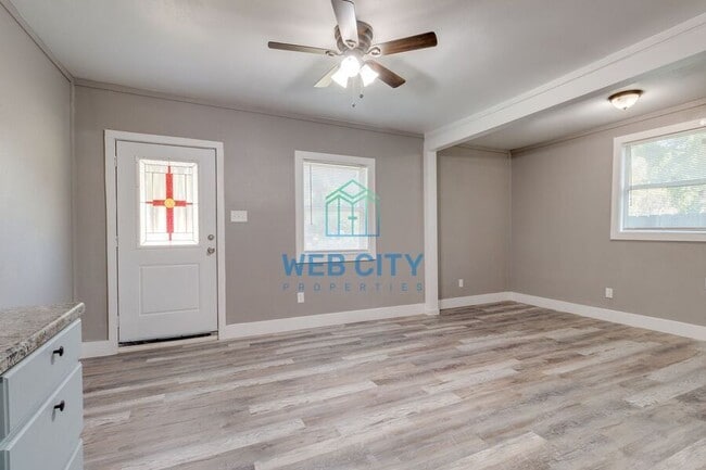 Photo - 3841 Holmes St Apartment