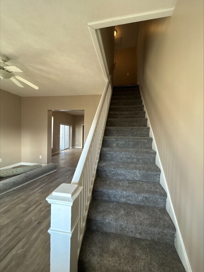 Foto del edificio - Large 3 Bedroom Townhome Available For Short-Term Lease! Brand New Flooring and Paint!