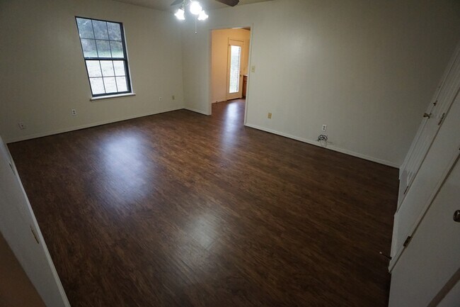 Foto del edificio - 3 BR, 1 BTH, 1 car garage