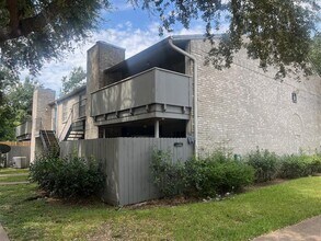 Building Photo - 9700 Leawood Blvd