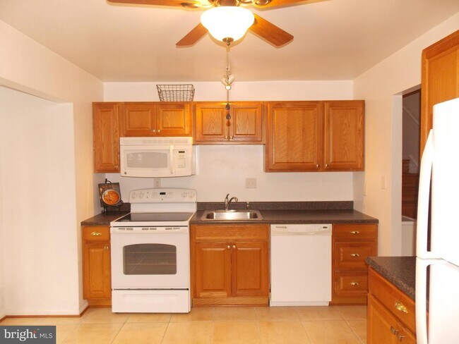 Building Photo - 9286 Rollingwood Dr