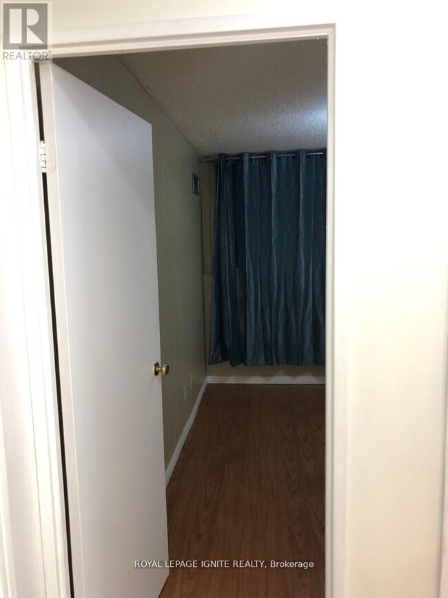 Building Photo - 3695 Kaneff Crescent