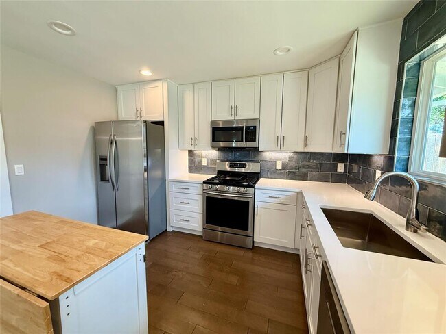 Foto del edificio - 5229 Basswood Ln