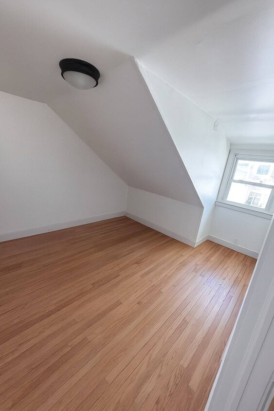 Building Photo - 107 Caroline St