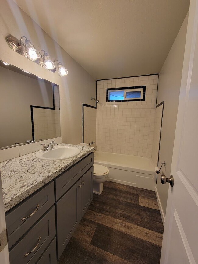 Building Photo - Cozy 2 bedroom 1 bath, newly remodeled and...