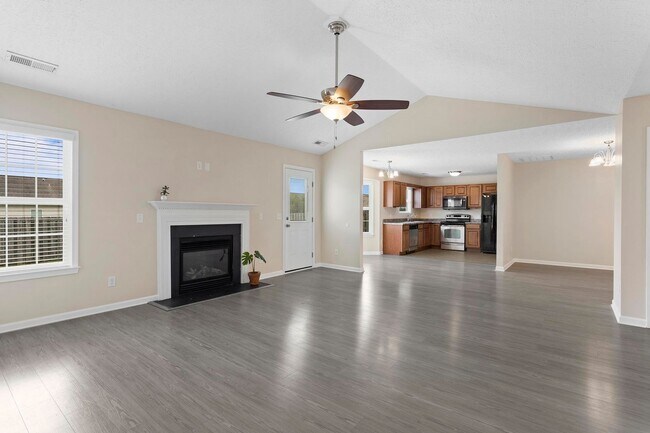 Foto del edificio - House with Fenced Back Yard Available!