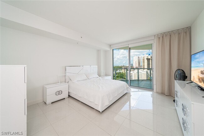 Foto del edificio - 3000 Oasis Grand Blvd