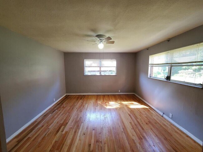 Foto del edificio - 7726 Gannon Ave