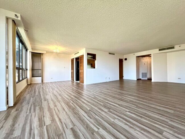 Foto del edificio - Punchbowl- Continental Plaza: Large 2BR, 2...