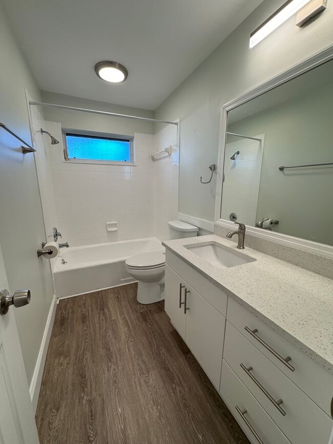 Building Photo - AVAILABLE NOW!  2 Bedroom 2 Bath Duplex with 1 Car Garage!