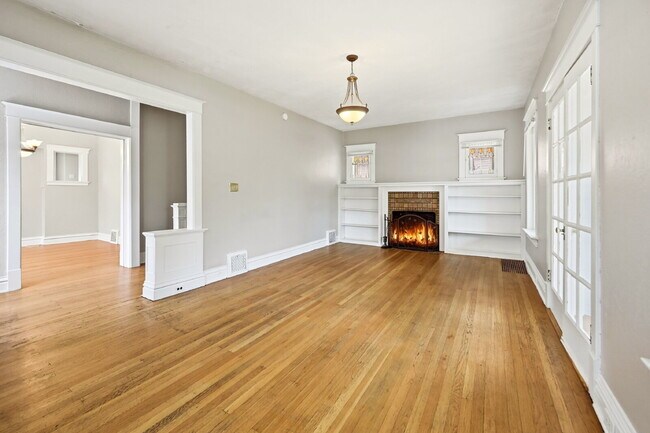 Foto del edificio - $4,820.95 with $300 off the first month's rent, 5 Beds - 5 Bath, Single Family Home in Denver wit...