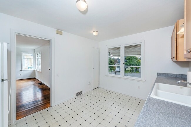 Building Photo - Northgate Three Bed, One bath