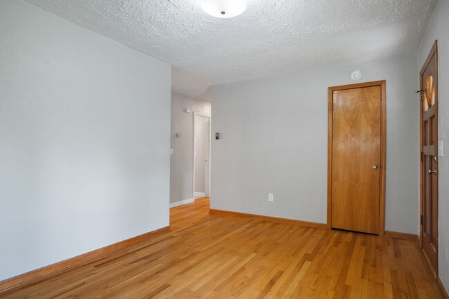 Foto del edificio - 3 to 4 Bed/1 1/2 Bath. Pet friendly.