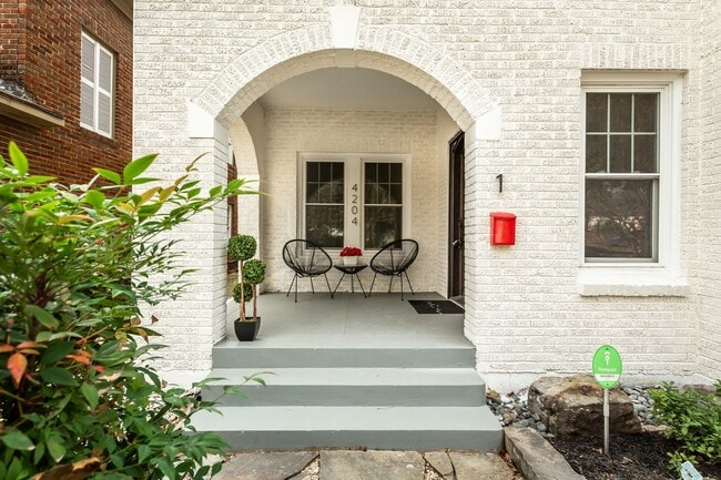 Building Photo - 3 Bedroom, 1 Bath Duplex in University Place!