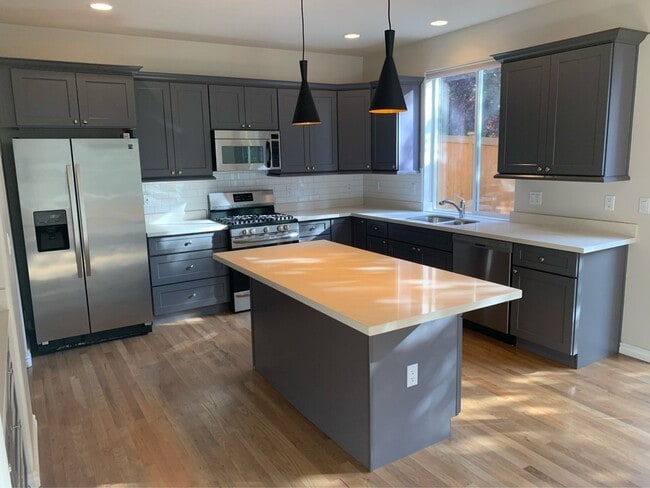 Building Photo - Beautiful Spacious 4 Bedroom Home for Rent In Kirkland