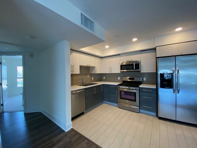 Building Photo - 5026 Rosewood Ave