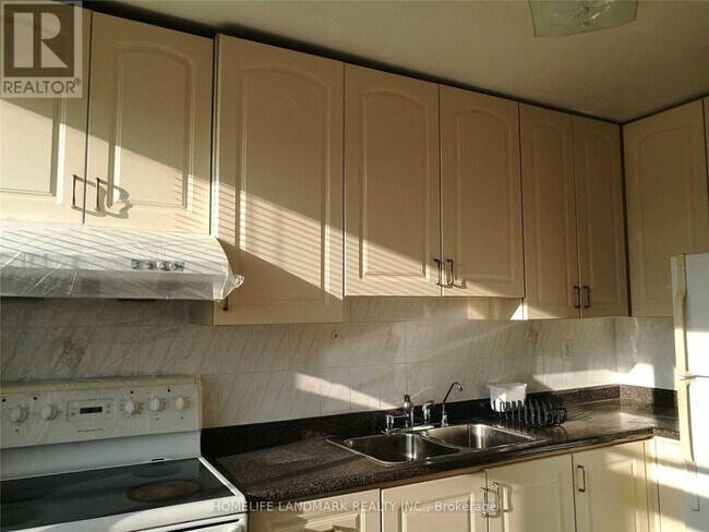 Photo du bâtiment - 407 Royal York Rd