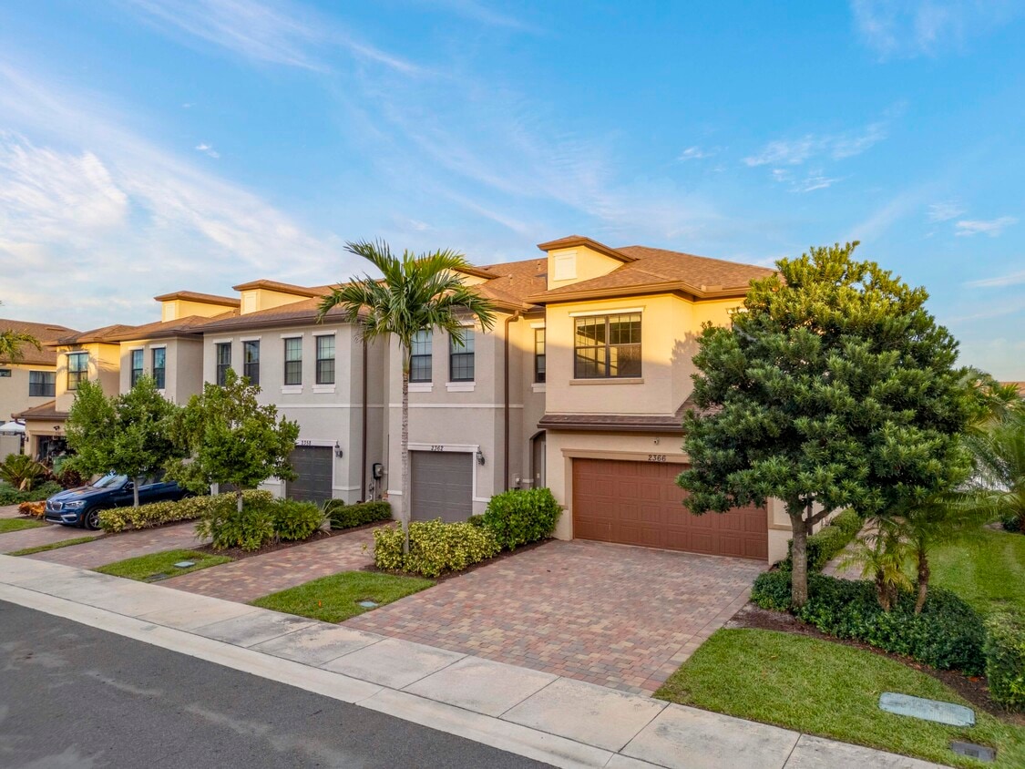 Foto principal - 2366 Byron St