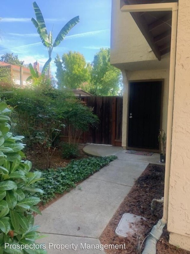 Foto principal - 3 br, 2.5 bath House - 711 Williamsburg Way