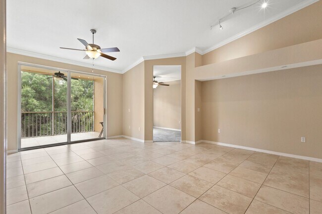 Foto del edificio - ANNUAL RENTAL - 3 BED + DEN / 2 BATH ATTAC...
