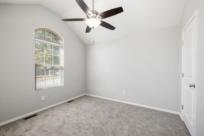 Foto del edificio - 4 Bedroom Home in Willard School Districts