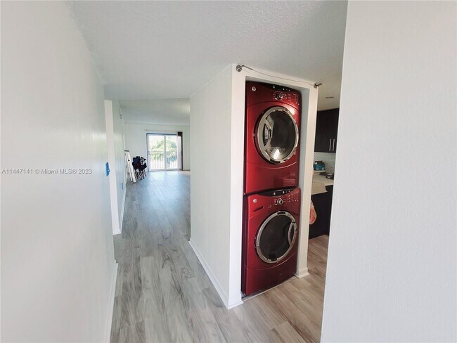 Foto del edificio - 9917 W Okeechobee Rd
