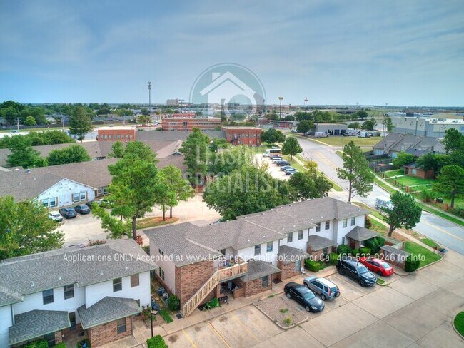 Foto del edificio - West Norman 2 Bed 1.5 Bath Townhouse Available for Your Immediate Move!