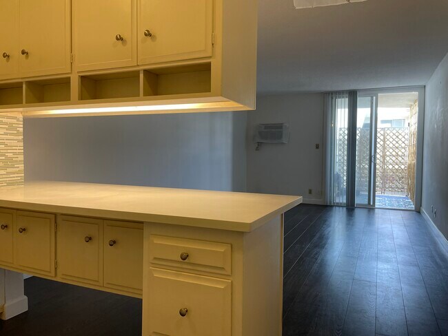 Building Photo - 320 S Gramercy Pl