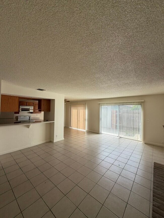 Foto del edificio - Beautiful 2 Bedroom and 2.5 Bathroom Condo $1,775.00