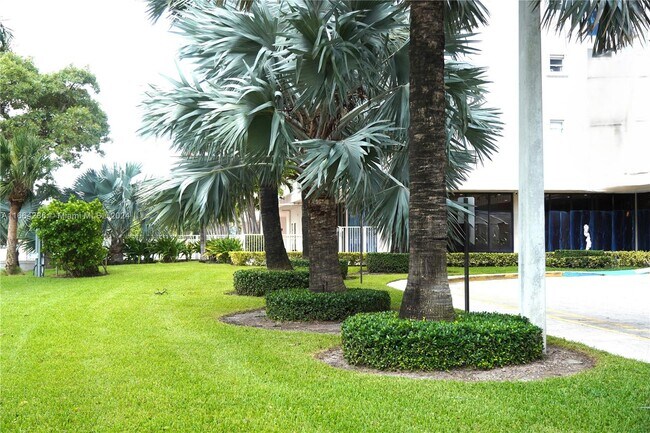 Building Photo - 400 Kings Point Dr