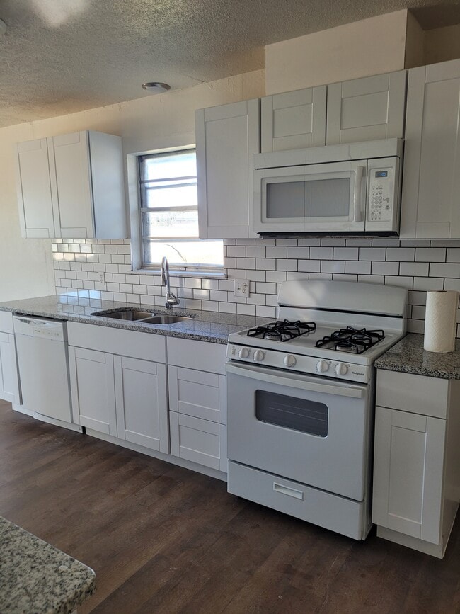 Building Photo - 8204 S Country Club Dr