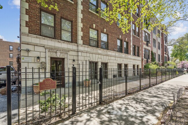 Building Photo - 5135 S Kenwood Ave