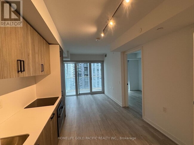 Building Photo - 88 Queen St E