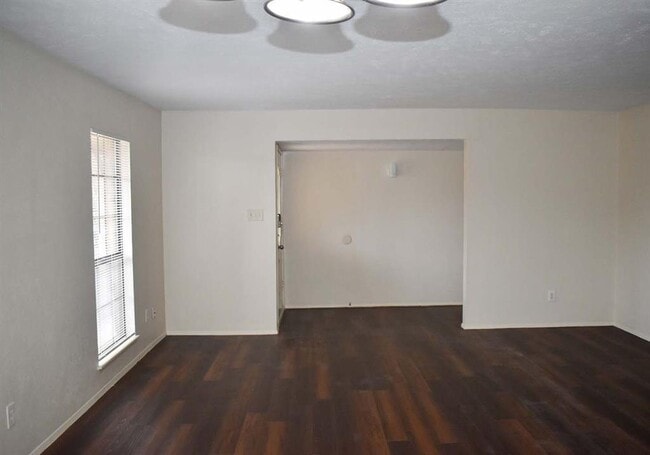 Building Photo - 828 Wood Glen