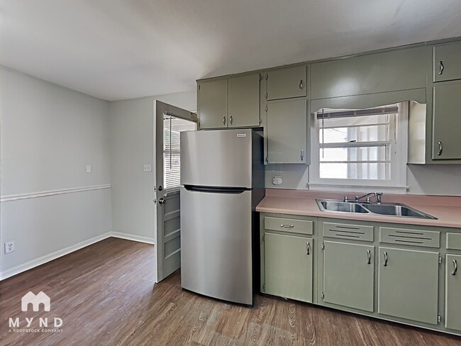 Building Photo - 924 Parkway Dr