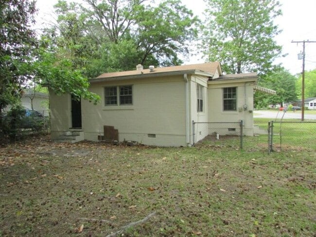 Building Photo - Freshly Updated 3 Bedroom Home