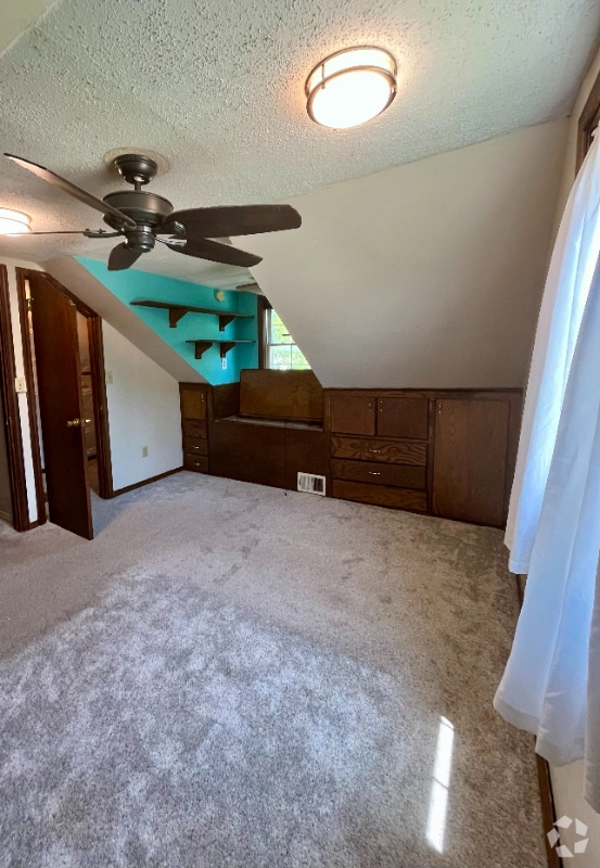 Building Photo - 5546 S Newport Ave
