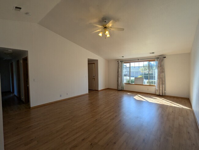 Foto del edificio - 1935 Juniper Ave