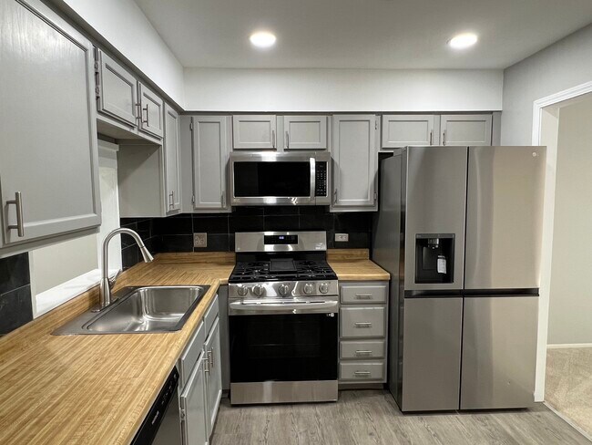 Building Photo - 975 Vernon Ct