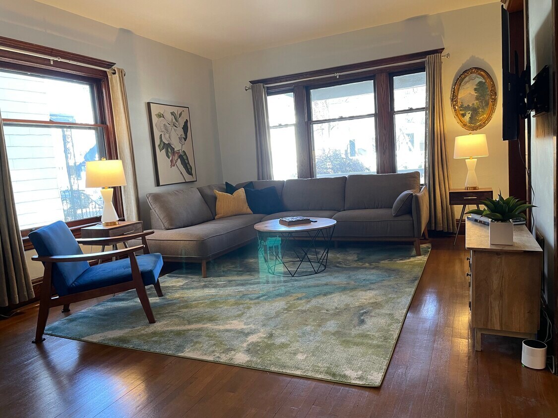 Living room looking out to the large front porch. - 28 Saint James Pl